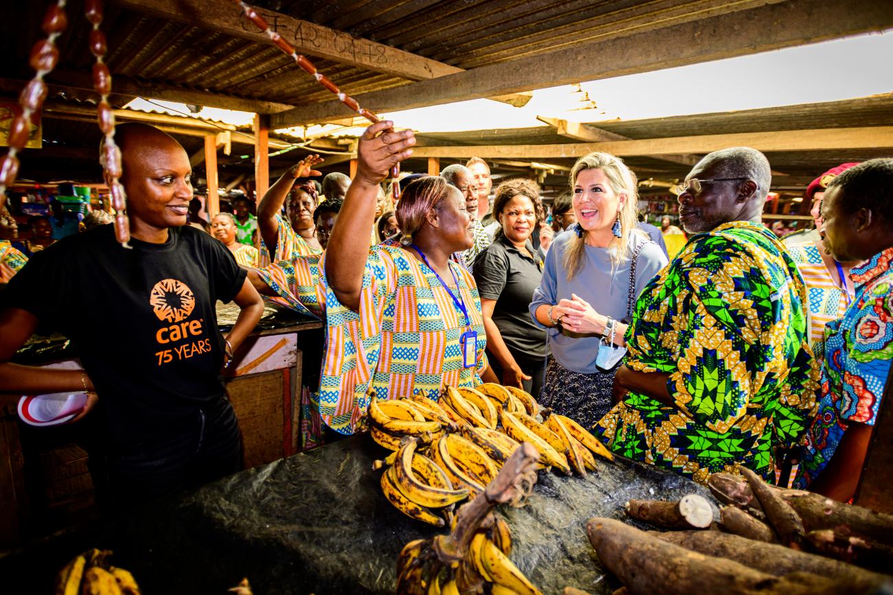 UNSGSA Queen Máxima visits a local market in Abobo, Abidjan, on 13 June 2022, where local entrepreneurs who are part of the Village Savings and Loan Association “Amour Main Dans la Main” sell products, such as fruits, vegetables, eggs and textiles to generate income for their group. Photo credit: Patrick van Katwijk