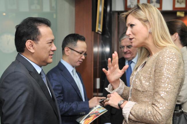 H.M. Queen Máxima and discussing how financial inclusion can help Indonesia achieve their national social, environmental and economic priorities with the Minister of Finance, Mr. Agus Martowardojo (Jakarta, April 2012)